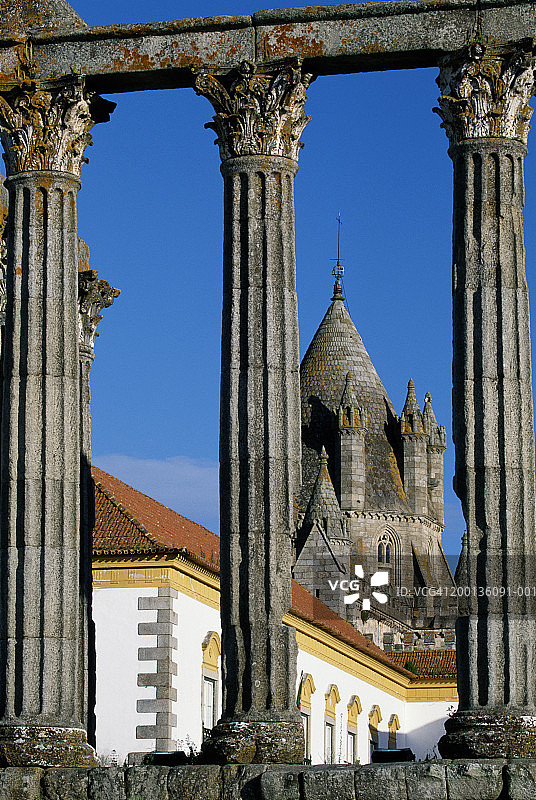 葡萄牙埃武拉：从狄安娜神庙远眺大教堂图片素材