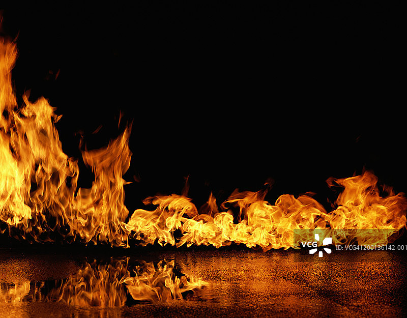 混凝土上的火焰图片素材