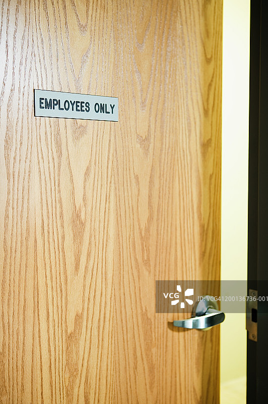 标有“员工专用”的办公室门图片素材