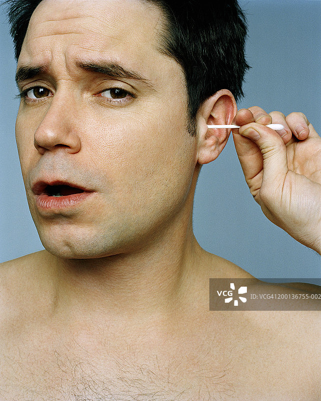 男人清洁耳朵特写图片素材