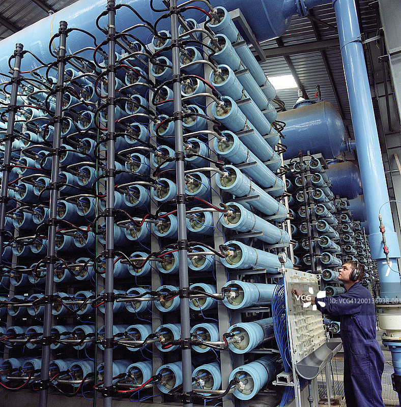 男工程师研究反渗透膜组图片素材