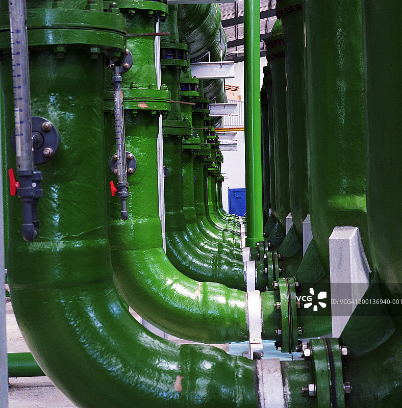 将未处理的水输送到海水淡化厂泵房的管道图片素材