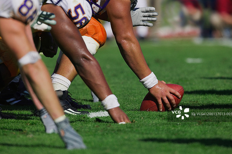 橄榄球队在争球线上，中锋持球图片素材