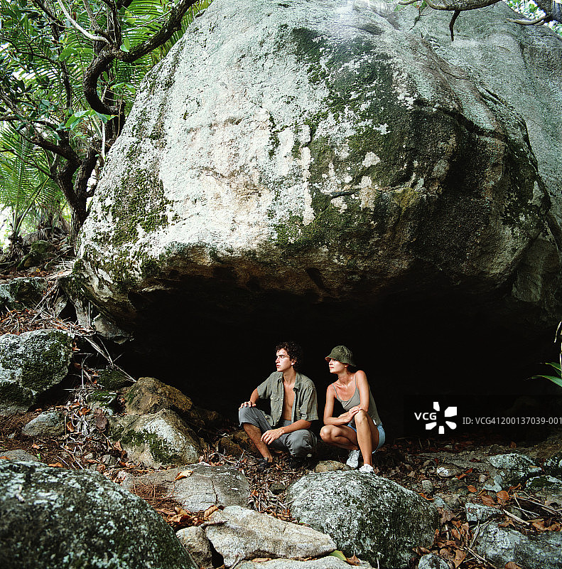 情侣在岩洞中图片素材