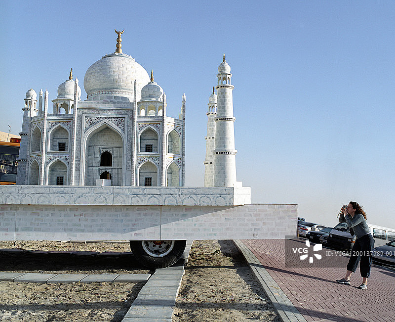女人在卡车后方拍摄泰姬陵模型图片素材