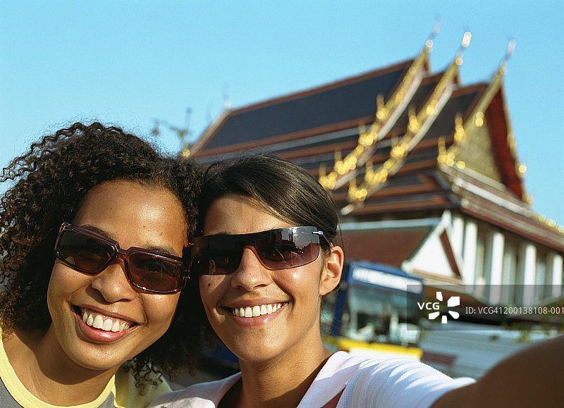 泰国曼谷卧佛寺前戴太阳镜的两位女人图片素材