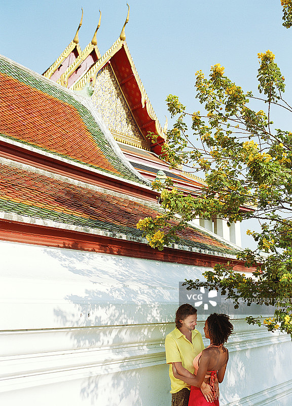 泰国曼谷情侣在卧佛寺前拥抱图片素材