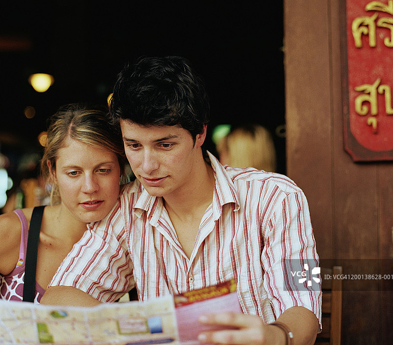 年轻情侣看着城市地图图片素材