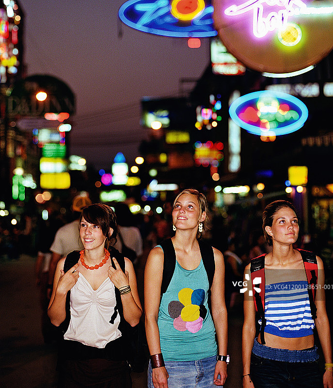 泰国曼谷夜晚街头的三位年轻女性图片素材