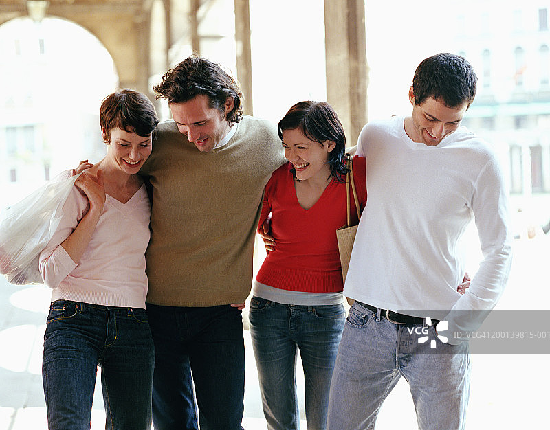 四位朋友拥抱微笑图片素材