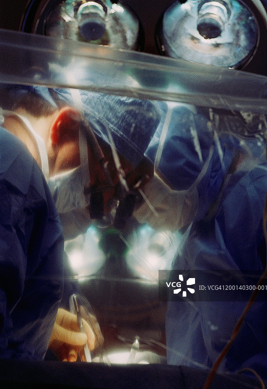 两位心脏外科医生在手术中图片素材