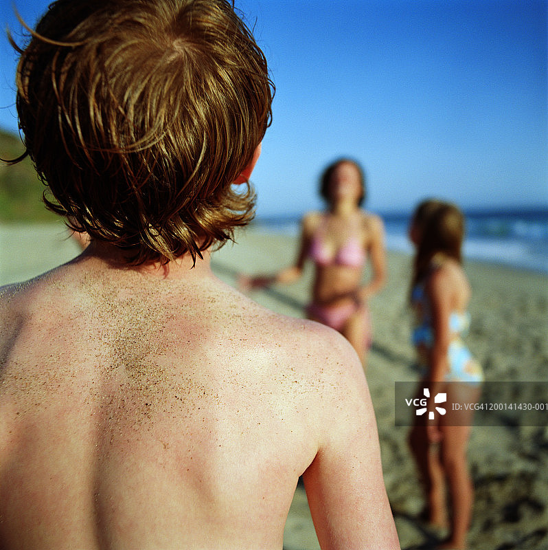 海滩上玩沙的男孩家庭特写图片素材