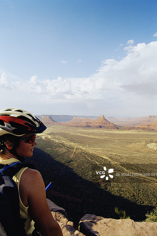 美国犹他州摩押：山地自行车手俯瞰风景图片素材