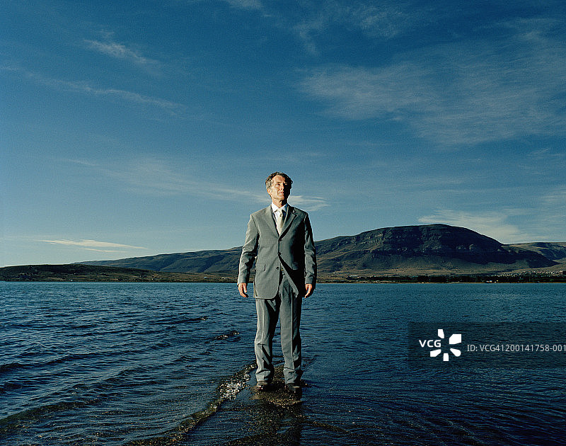 站在湖边的成熟商人图片素材