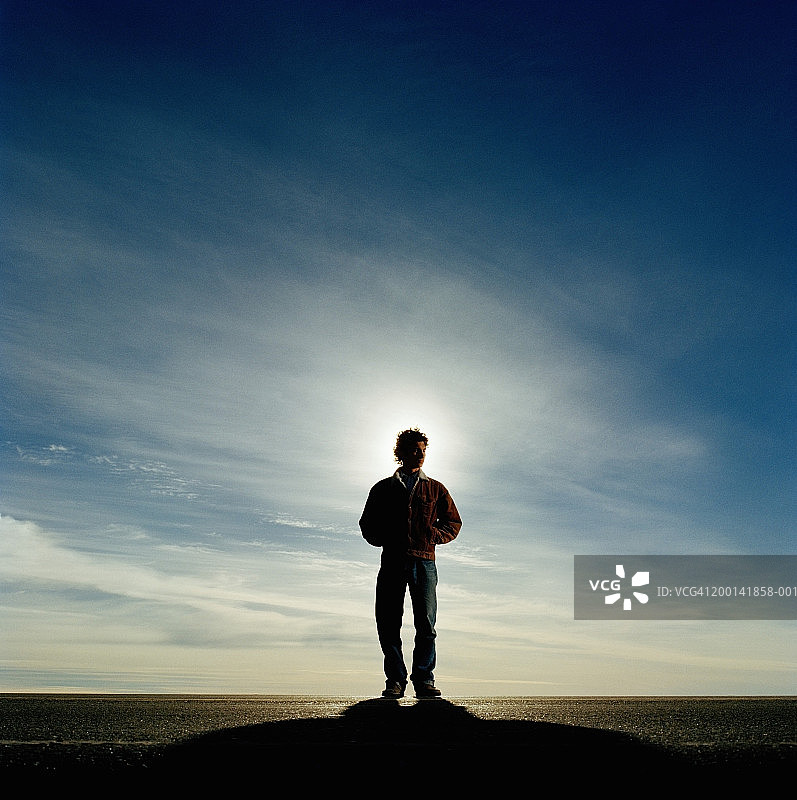站在路上的年轻男人图片素材