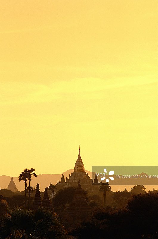 缅甸蒲甘考古区阿南达寺日落图片素材