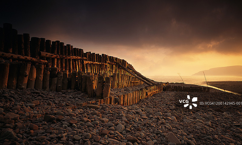 英格兰萨默塞特郡波洛克威尔卵石海滩晨曦图片素材