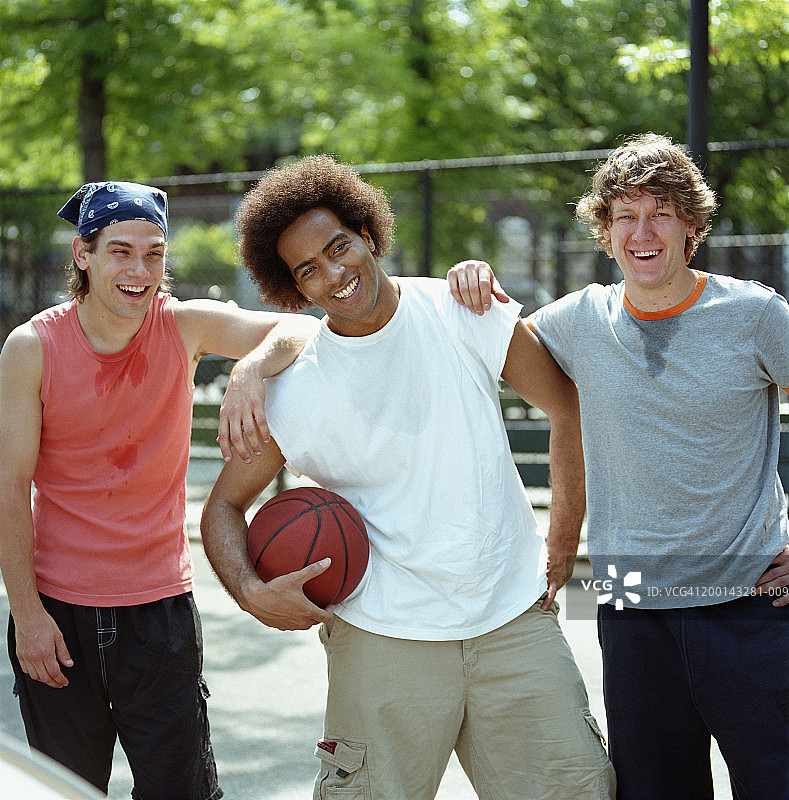 三个年轻男人微笑图片素材