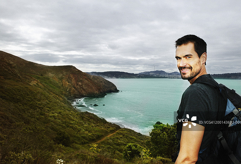 俯瞰海湾悬崖上的男人肖像图片素材