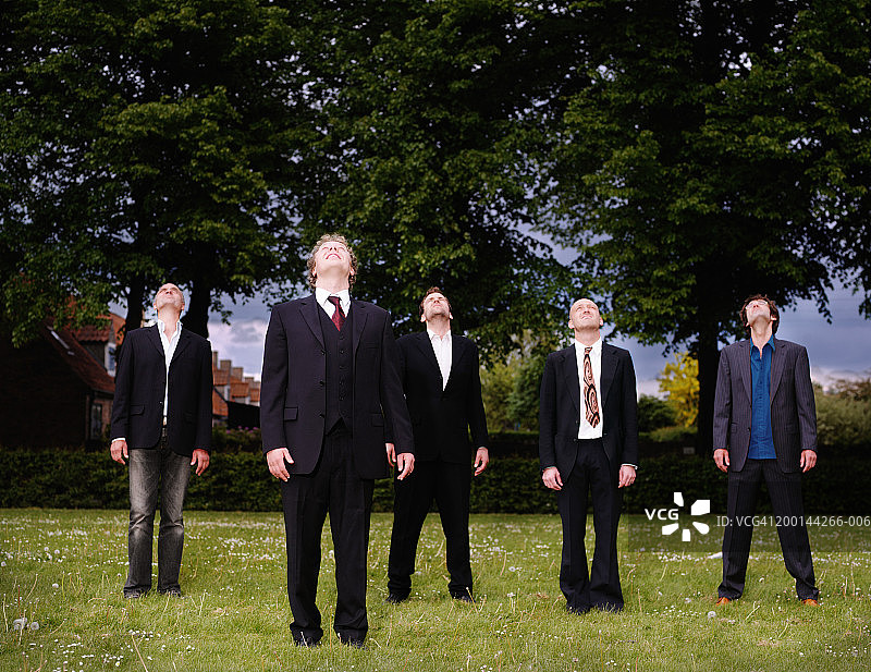 户外五位身穿西装抬头看的男士图片素材