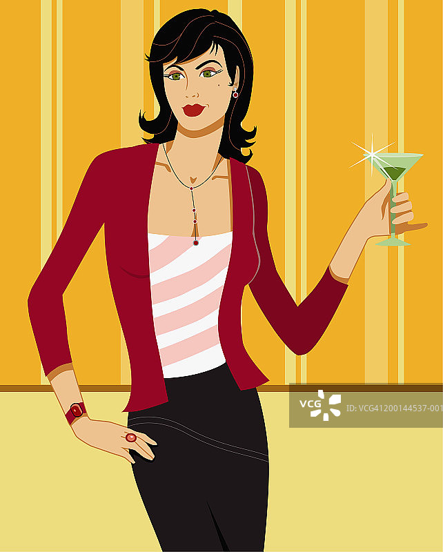 手持马提尼酒，叉腰站立的年轻女人图片素材