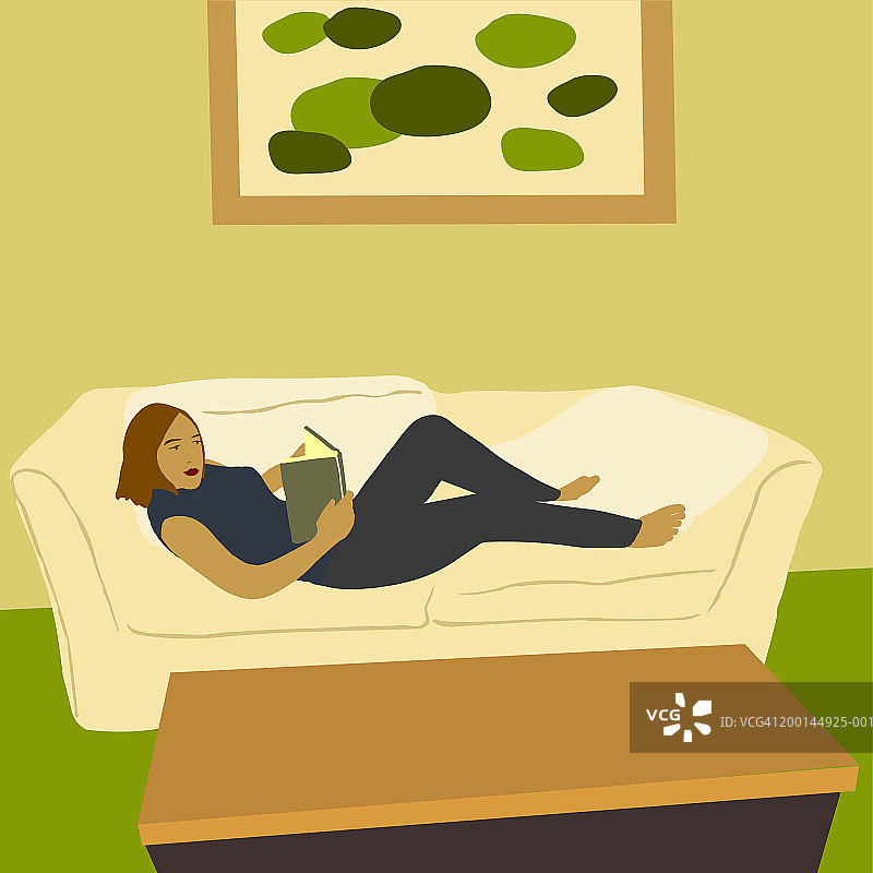 女人躺在沙发上阅读书籍图片素材