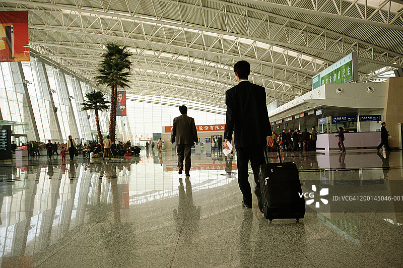 在机场提着行李的商人（后视图）图片素材
