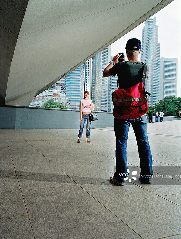 新加坡：男子在桥下为女子拍照图片素材