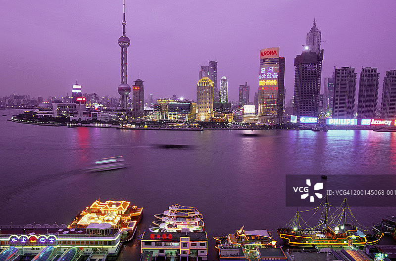 中国上海浦东城市天际线夜景图片素材
