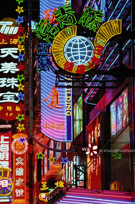 中国上海南京路夜景霓虹灯图片素材