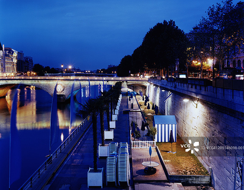 法国巴黎塞纳河畔的巴黎海滩夜景图片素材