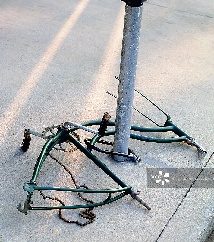 人行道上铁柱周围的自行车车架图片素材