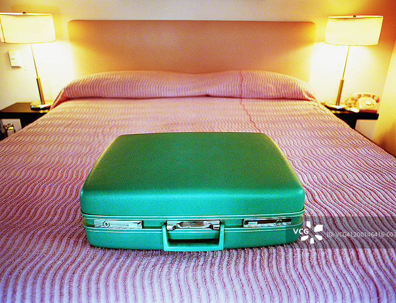 床上的行李箱图片素材