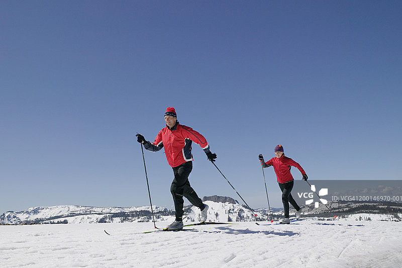 男人和女人越野滑雪图片素材