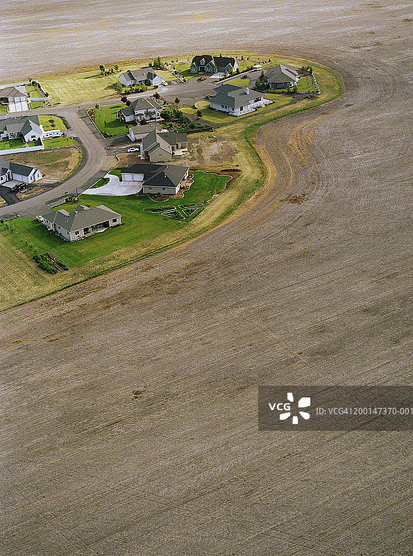 收割后的农田环绕的房屋航拍图片素材