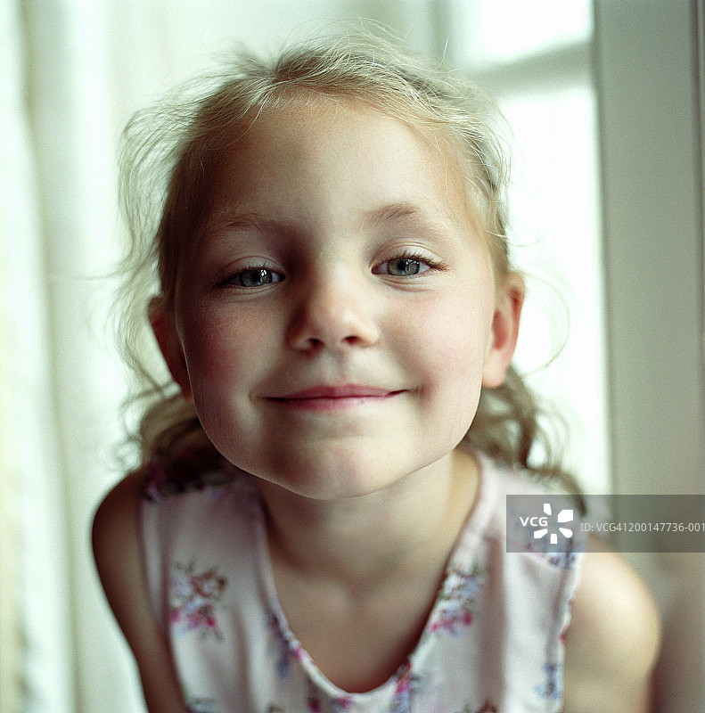 微笑的女孩（4-6岁）特写肖像图片素材