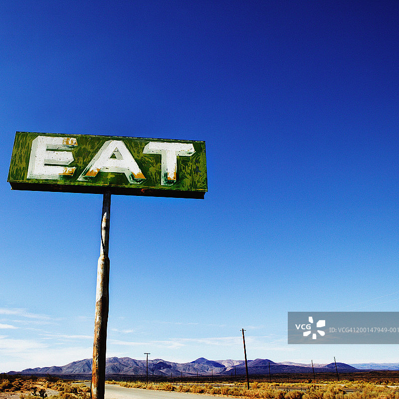 美国内华达州，高速公路旁“Eat”标志仰视图片素材