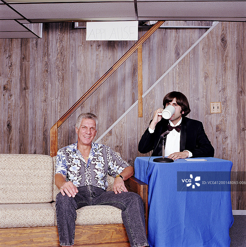 脱口秀主持人和地下室里的中年男人图片素材