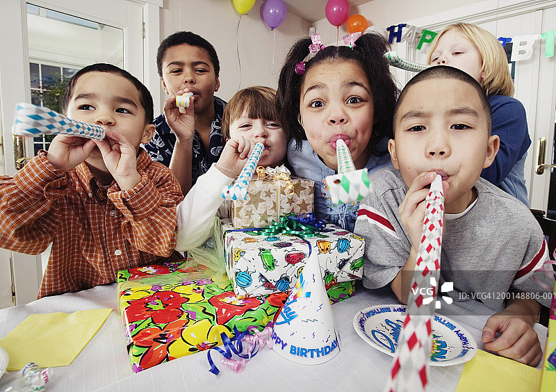 生日派对上吹派对礼品的儿童（3-9岁）图片素材