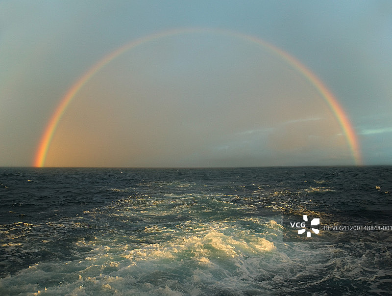 厄瓜多尔加拉帕戈斯群岛日落时分的海岸彩虹图片素材