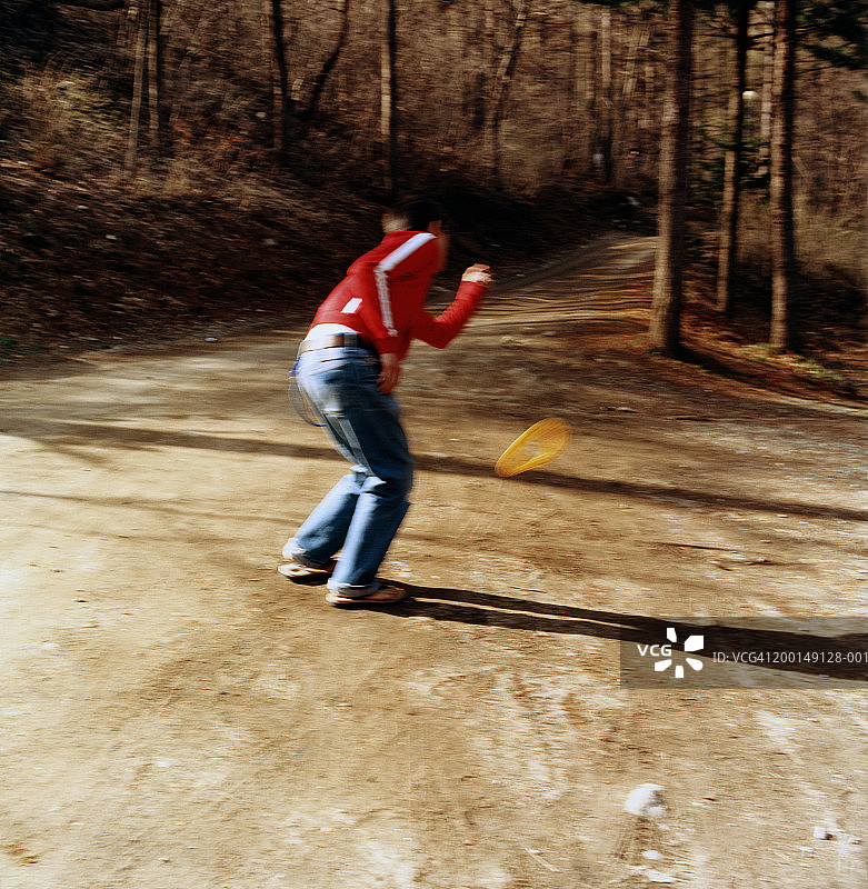 旋转塑料环的年轻男人（动态模糊）图片素材