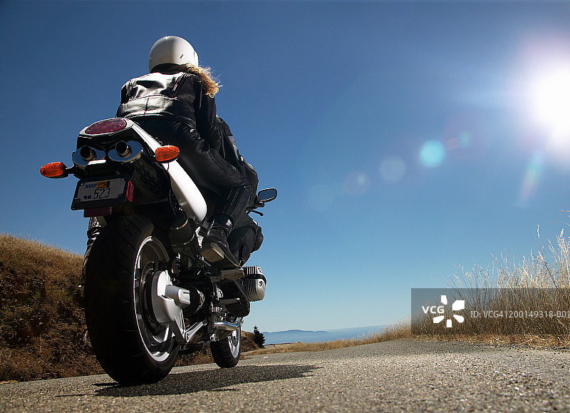 男人和女人骑摩托车，后视图图片素材