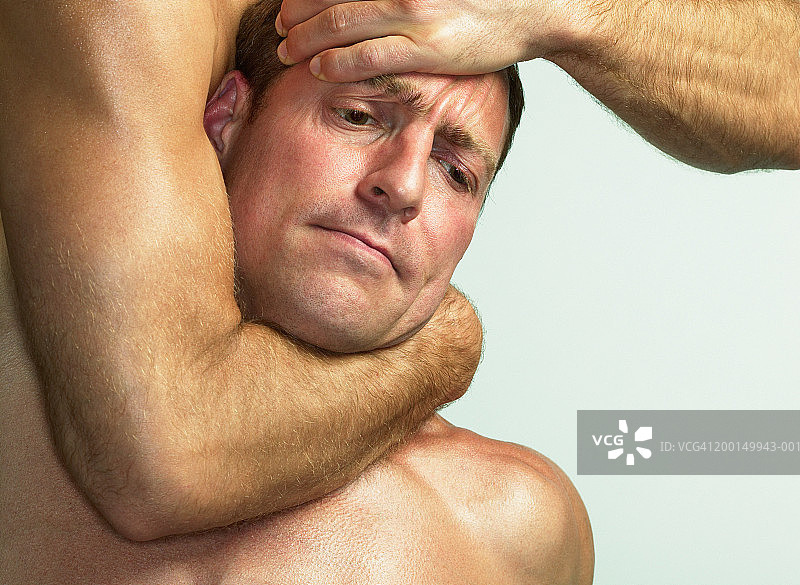 两个男人摔跤，一个被锁头，特写镜头图片素材