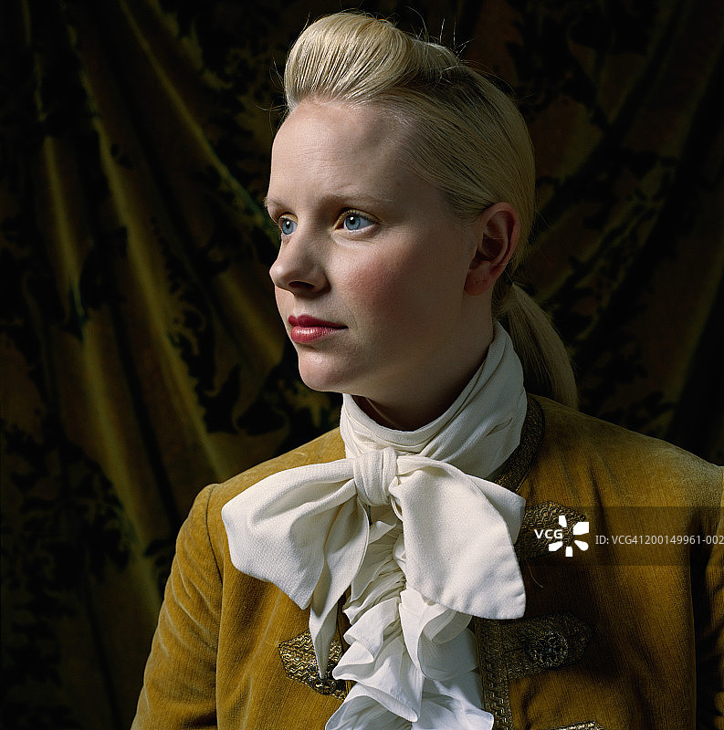 身穿摄政时代男性服装的女人特写图片素材