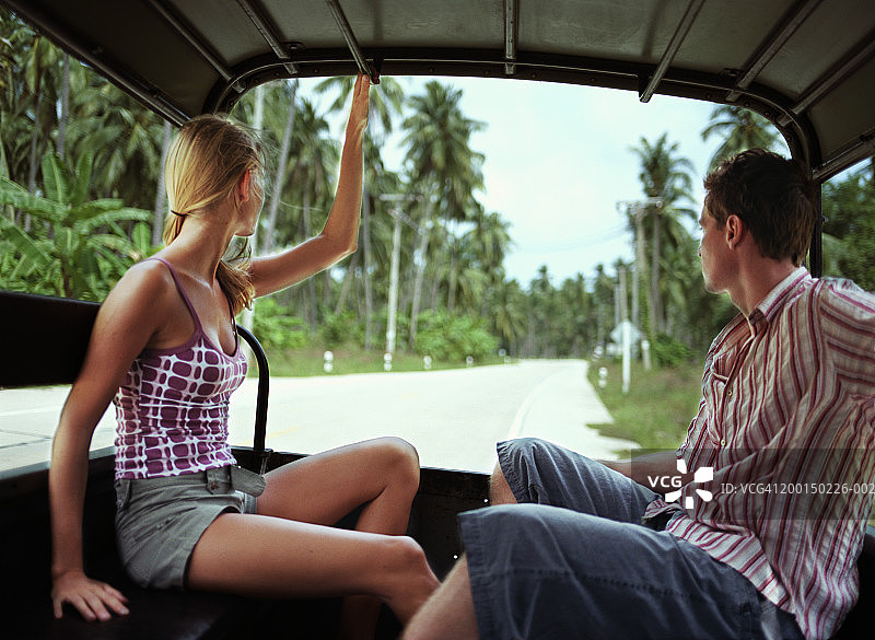 情侣坐在卡车里，向后窗外看图片素材