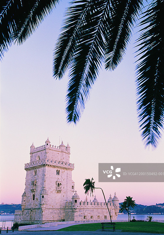 葡萄牙里斯本贝伦塔晚霞棕榈叶美景图片素材