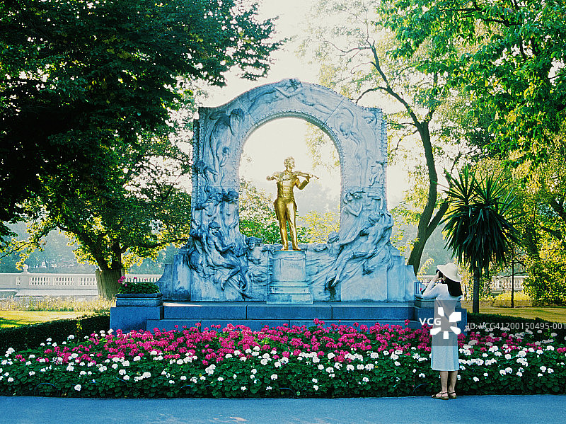 奥地利维也纳拍摄约翰·施特劳斯纪念碑的女人图片素材