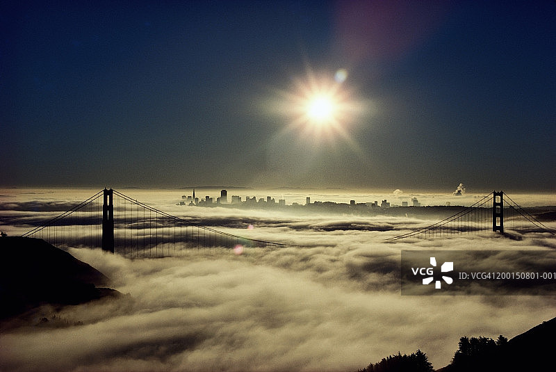 美国加利福尼亚州旧金山金门大桥晨雾图片素材