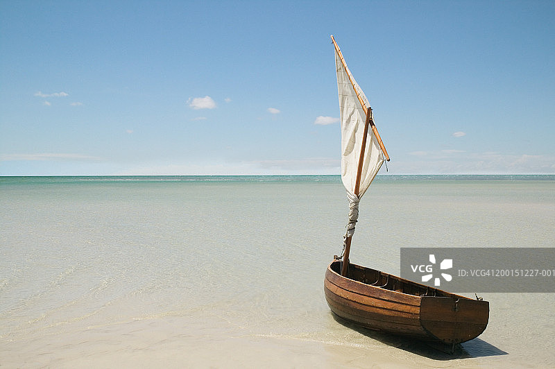 海滩上的单层小船图片素材