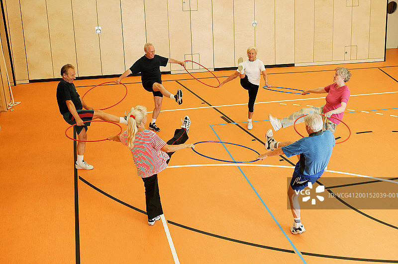 一群老年人在体育馆里围成一圈拿着圈图片素材